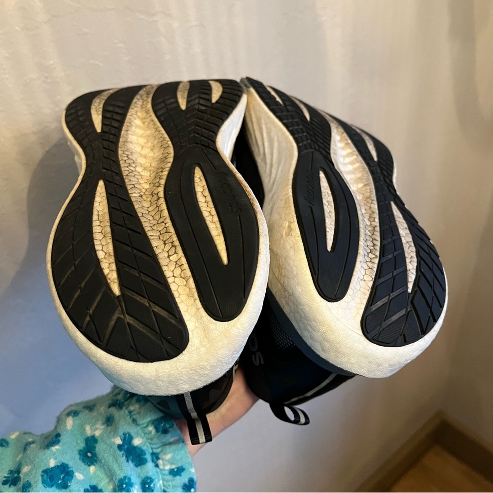 Saucony Triumph 22 Shoes Womens 9.5 Wide Black White Daily Road Walking Trainer - Picture 10 of 13